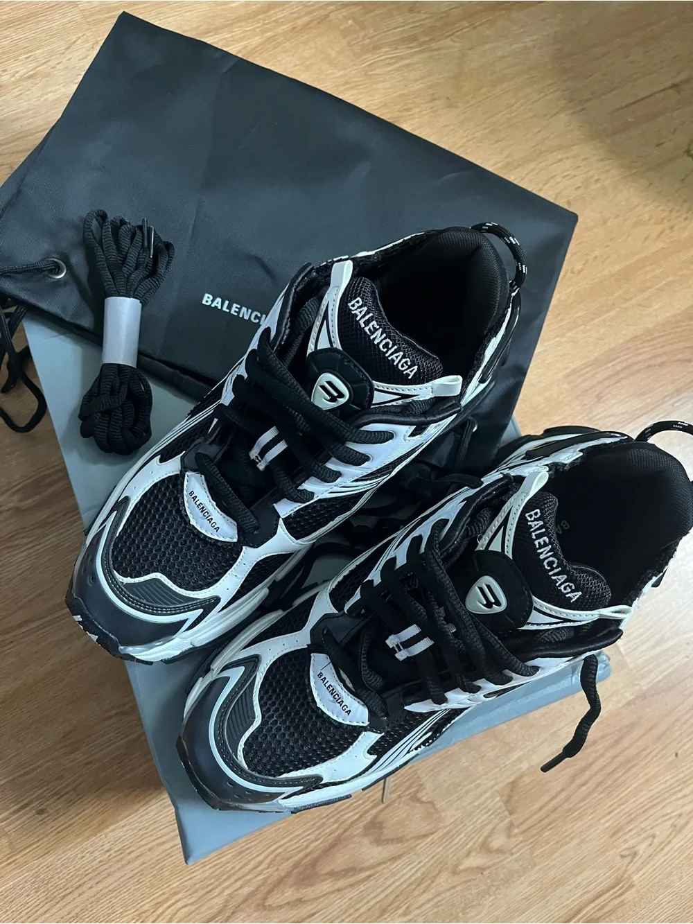 Men's Black and White Runner Athletic Shoes